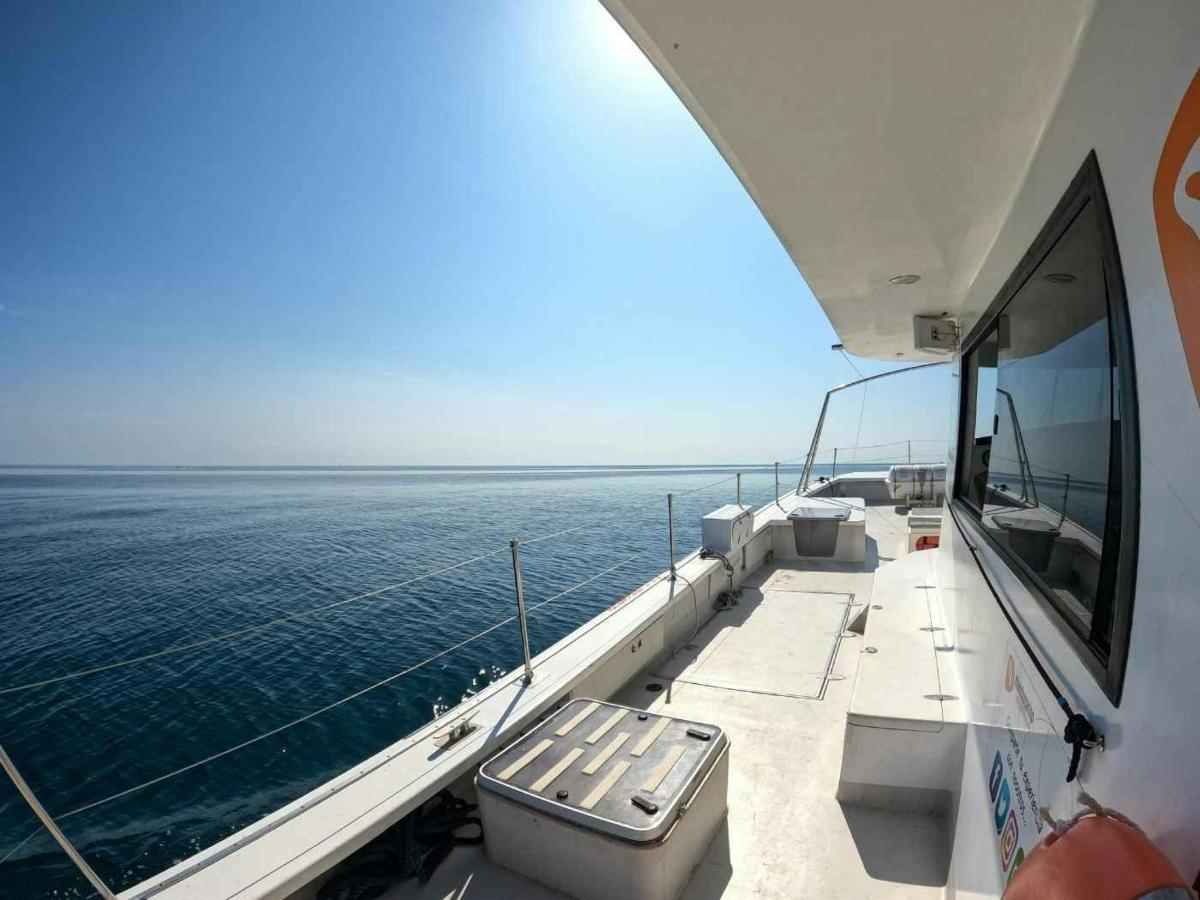 pogled na ocean s palube čolna