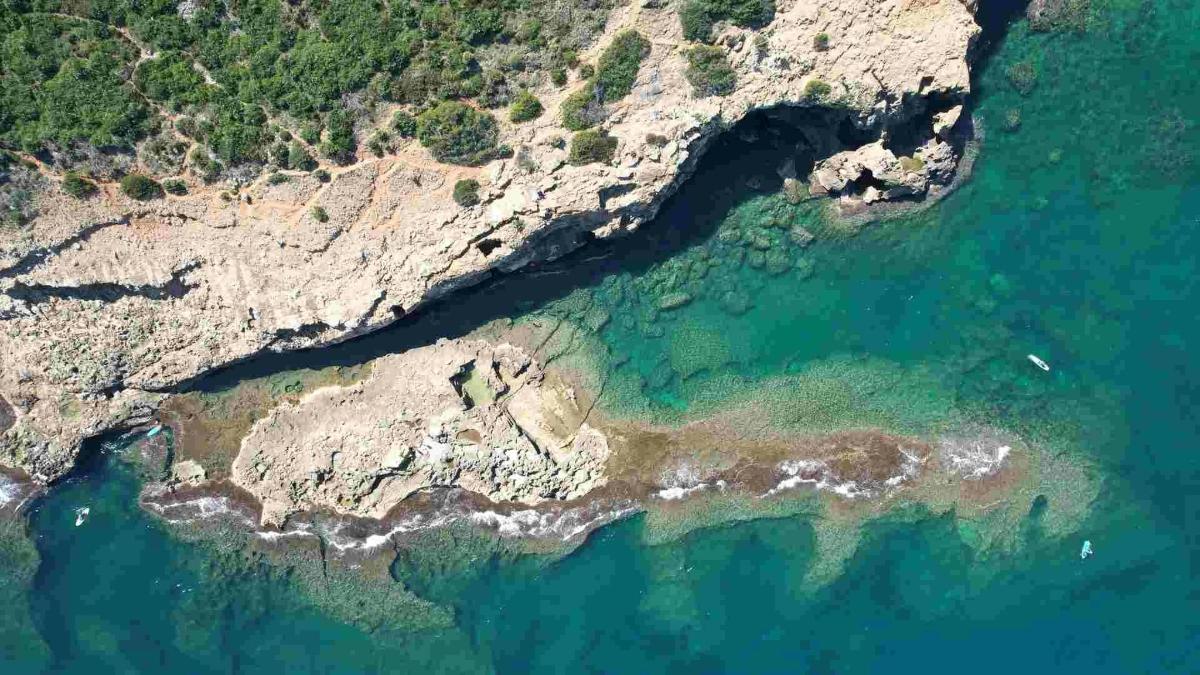 pogled iz zraka na ocean in skalnato obalo