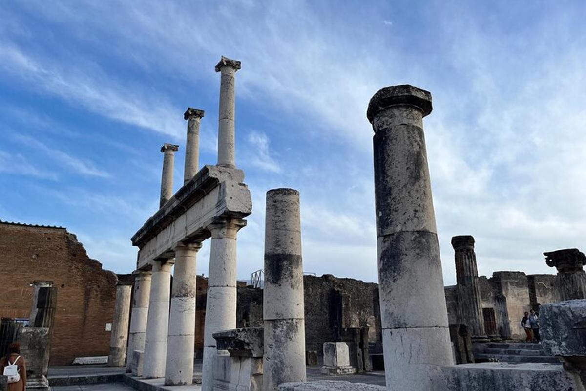 μια ομάδα κιόνων στα ερείπια ενός κτιρίου