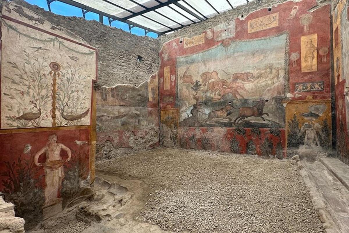 una habitación con pinturas en las paredes de un edificio