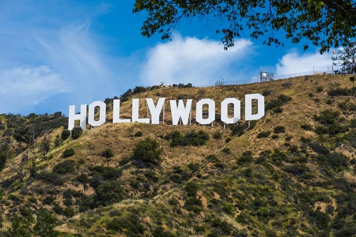 un rètol de Hollywood al cim d'un turó