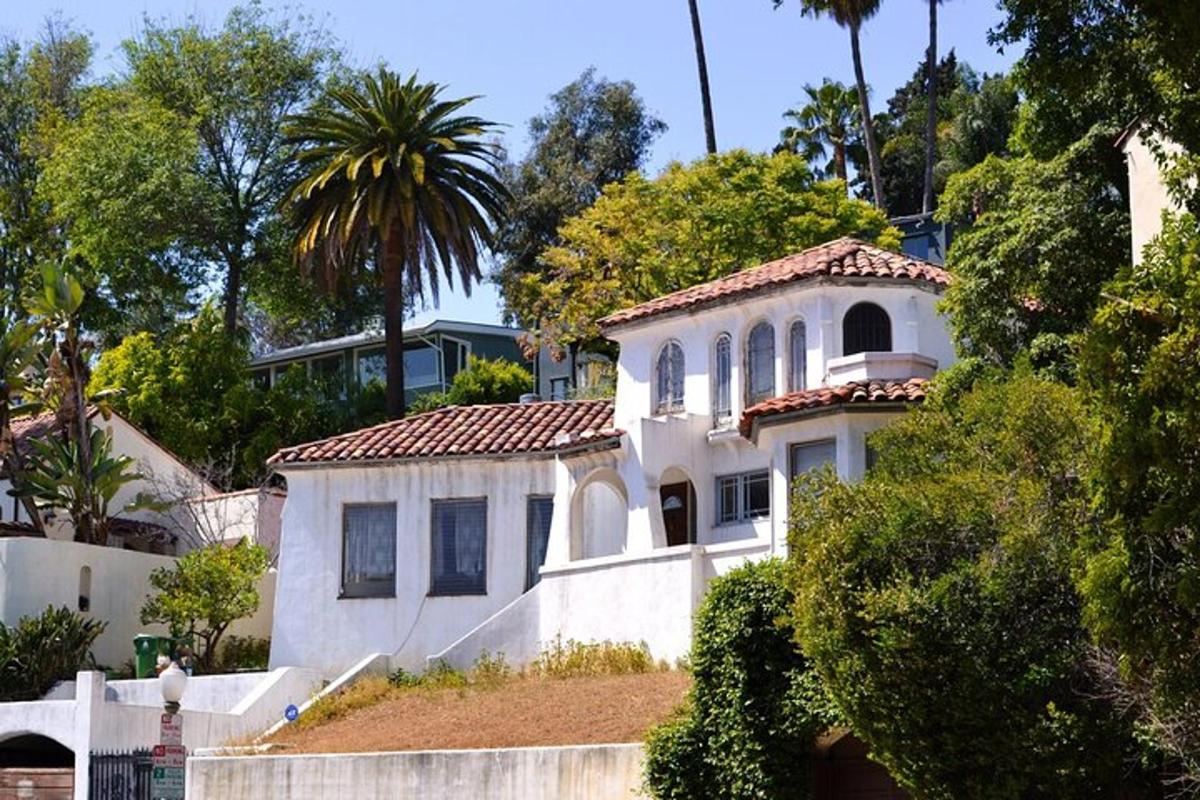 una casa blanca amb una teulada vermella