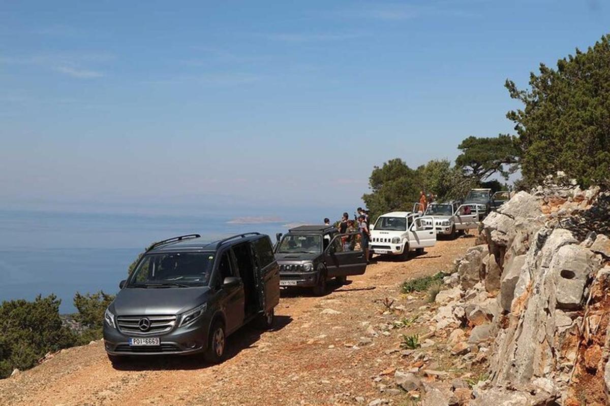 egy hegyoldalban parkoló autósor