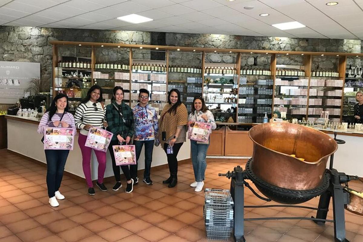 un gruppo di donne in piedi in un negozio