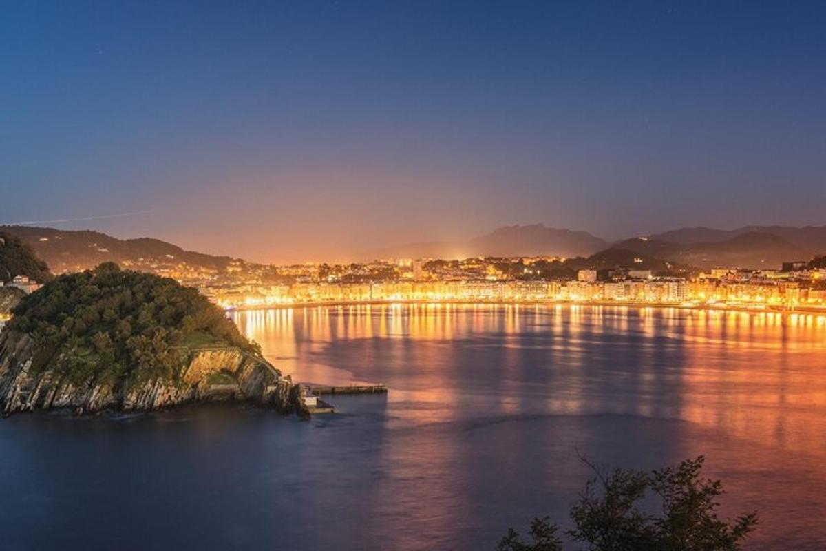 ένα νησί στη μέση ενός μεγάλου υδάτινου όγκου