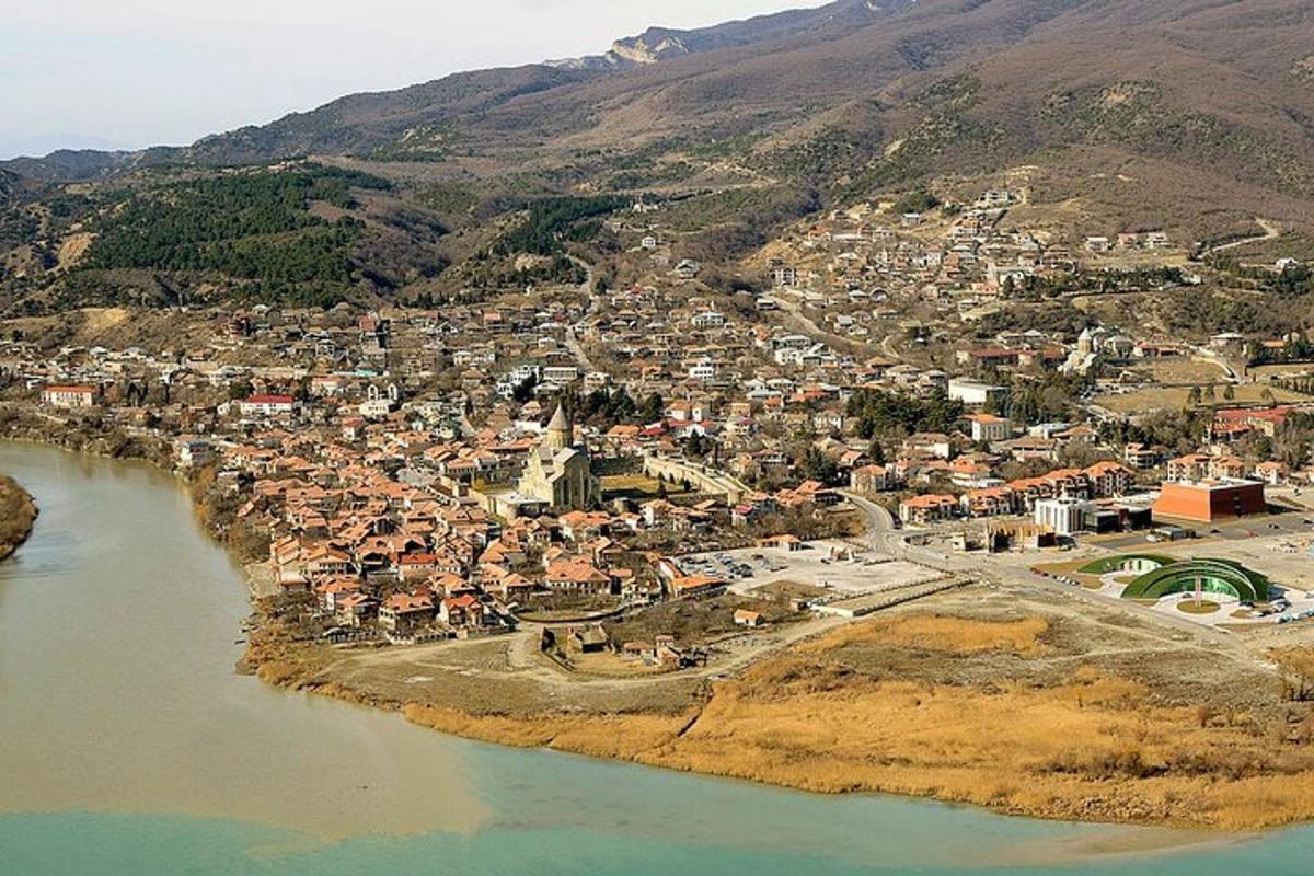 una vista aerea di una città vicino a un fiume