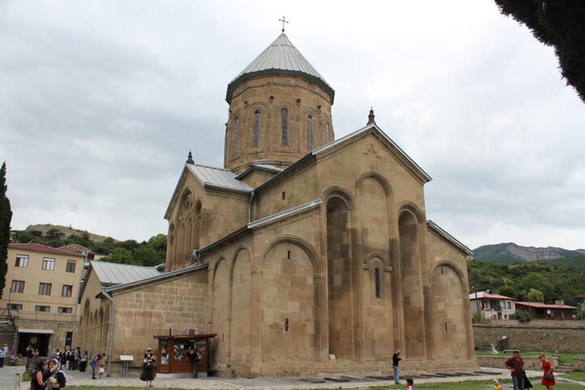 starý kostel s věží na vrcholu