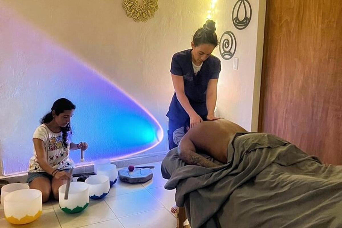 duas mulheres em uma sala com um homem sentado no chão