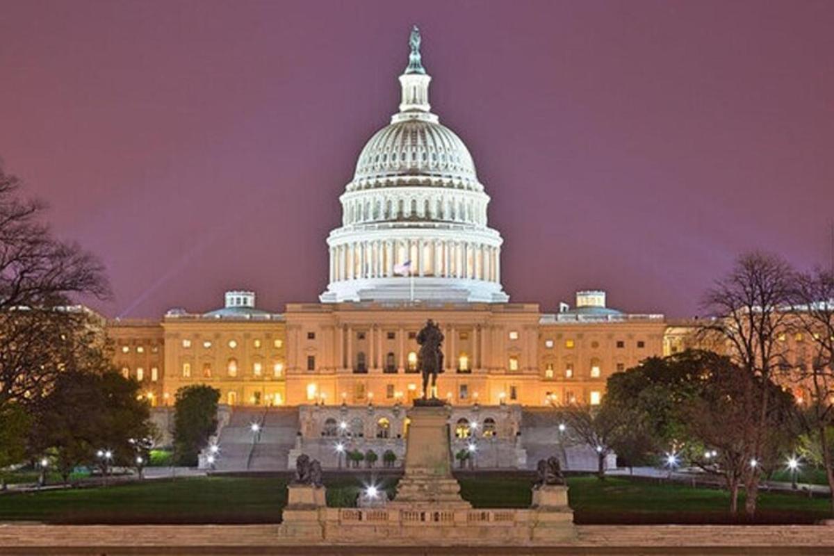 uma imagem do edifício do Capitólio dos Estados Unidos à noite