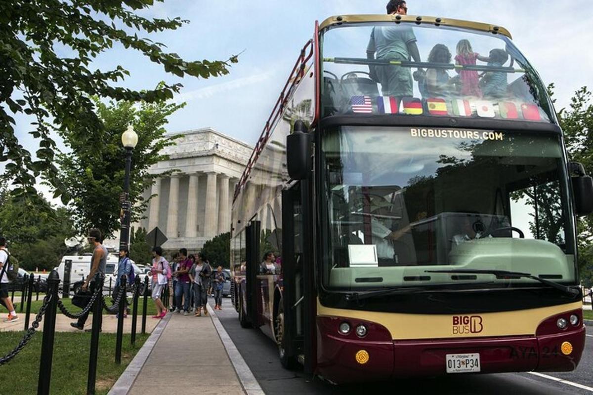 um ônibus de dois andares estacionado em frente a um prédio