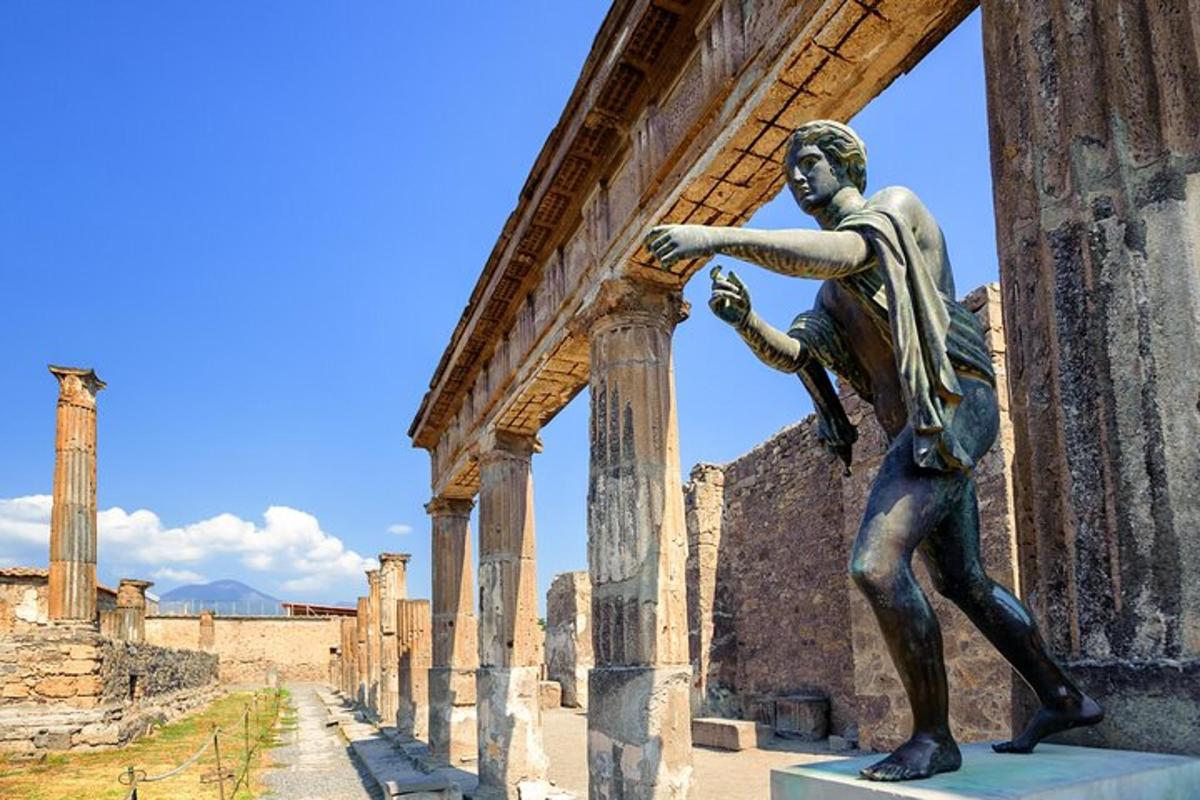 una statua di un uomo appoggiato a un edificio