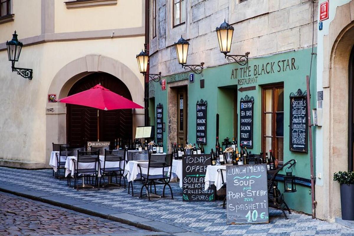 Un restaurante al aire libre con mesas y sillas con sombrilla.