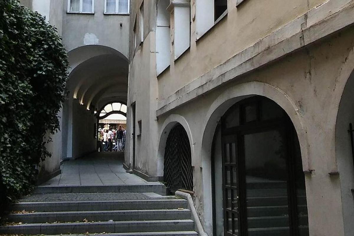 budova so schodmi vedúcimi k oblúkovej ceste