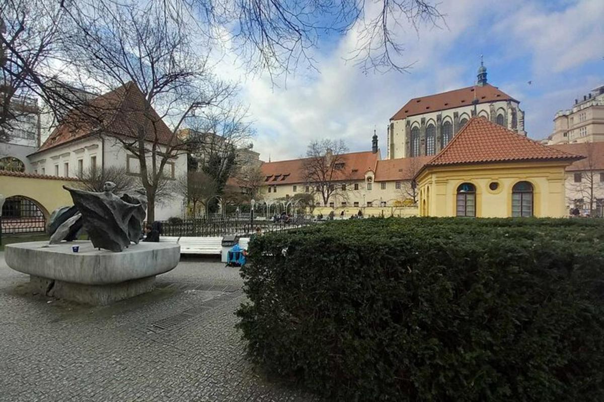 socha v parku před budovou