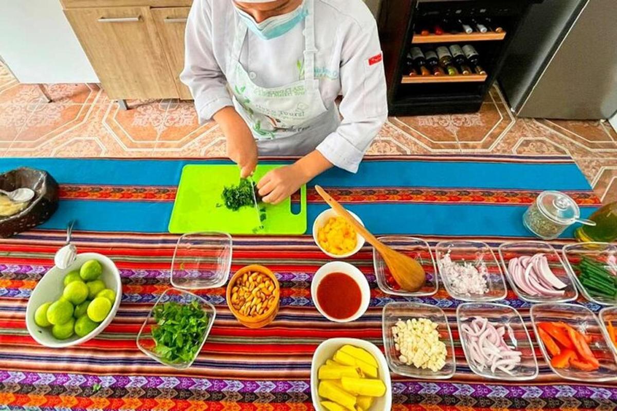 una donna che prepara il cibo su un tavolo con le verdure