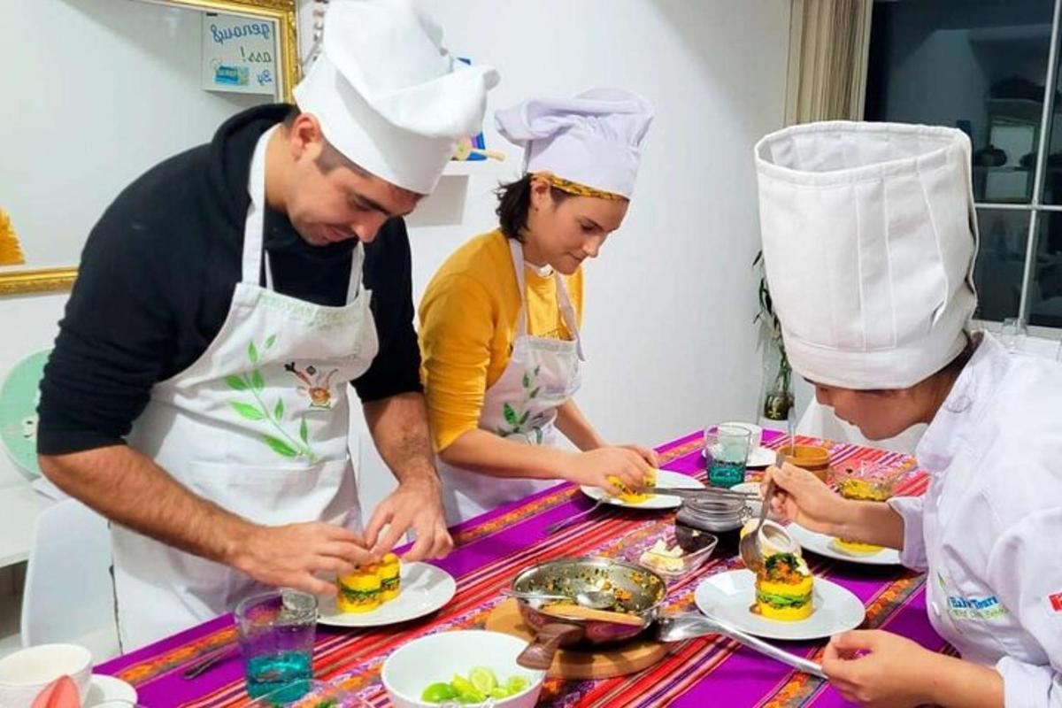 un gruppo di persone in cucina che preparano il cibo