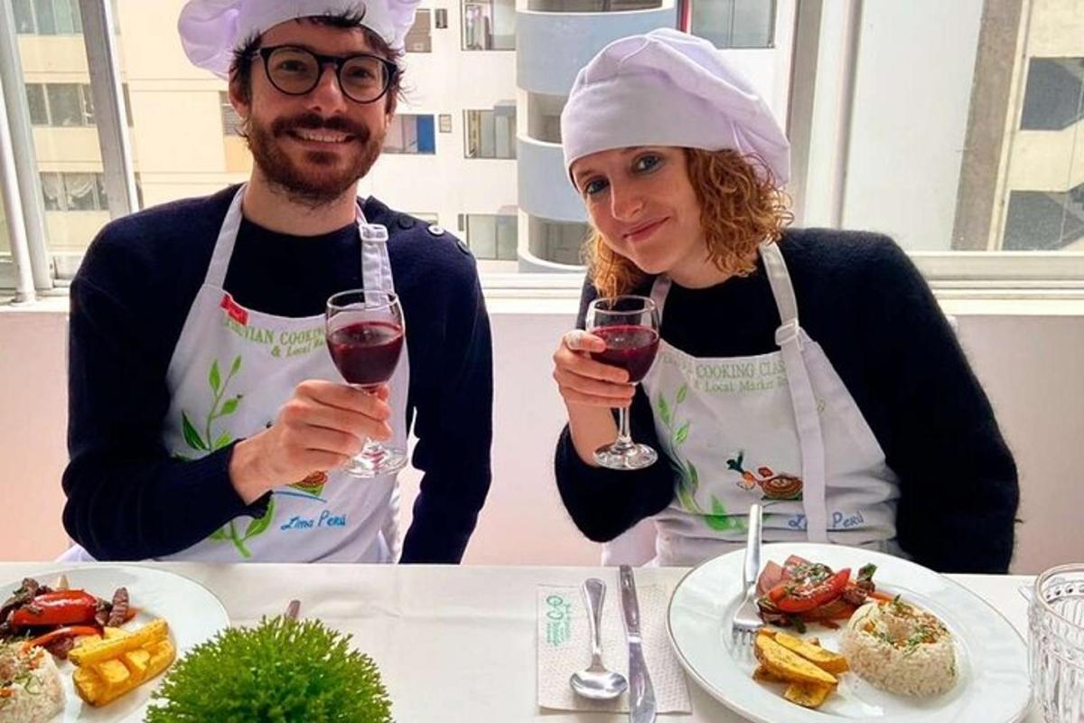 een man en een vrouw die glazen wijn vasthouden
