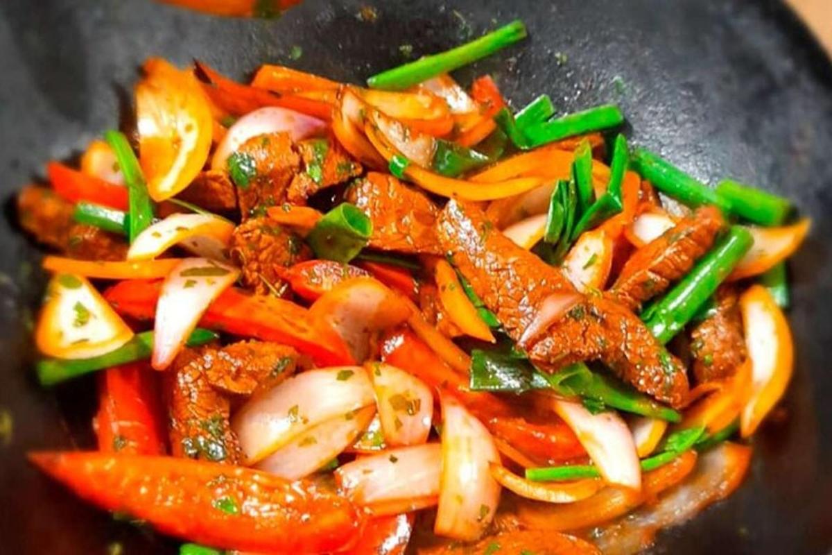 een roerbakgerecht met groenten in een wok
