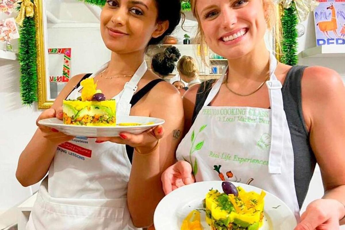 twee vrouwen met borden vol eten in een winkel