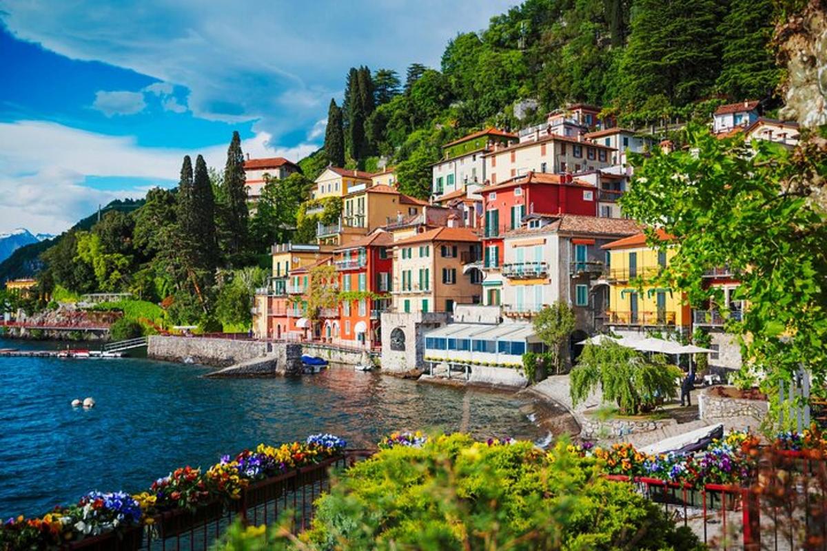 un gruppo di case su una collina vicino all'acqua