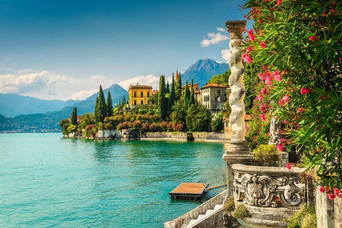 una vista di uno specchio d'acqua con edifici e fiori