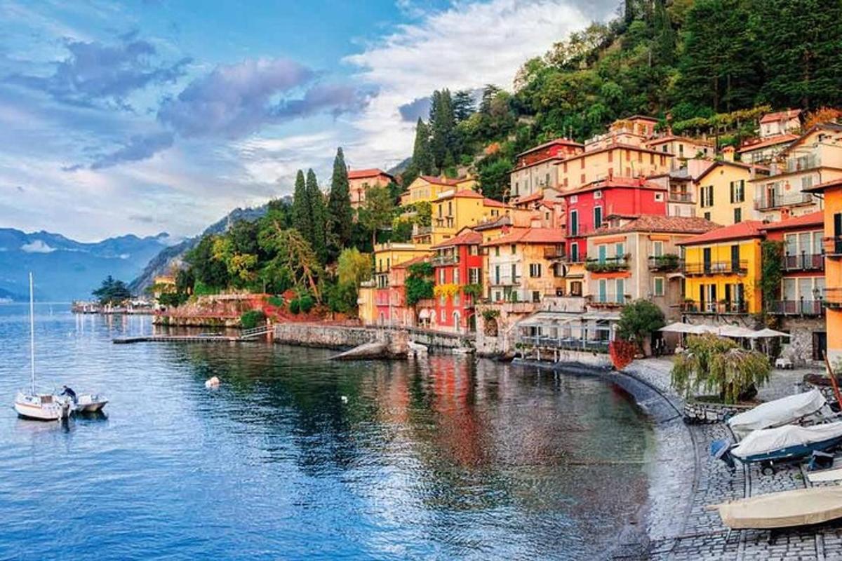un gruppo di edifici sul lato di un fiume