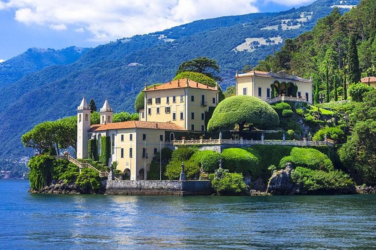 una casa su una collina con un ponte nell'acqua