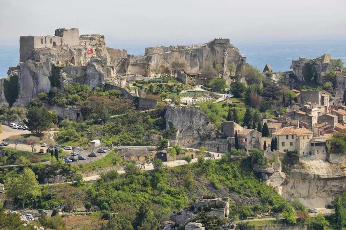 ένα χωριό σε ένα βουνό με ένα κάστρο πάνω του
