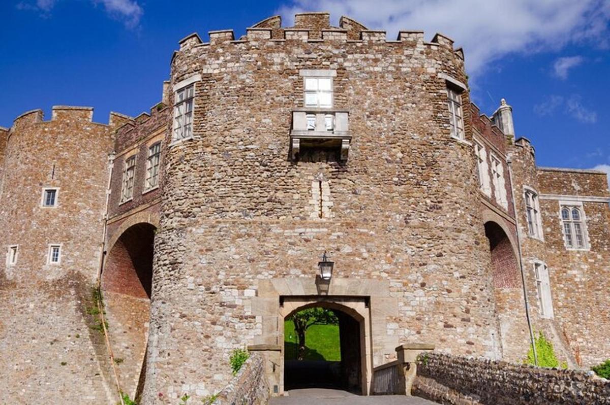 un grande edificio in mattoni con un arco di fronte
