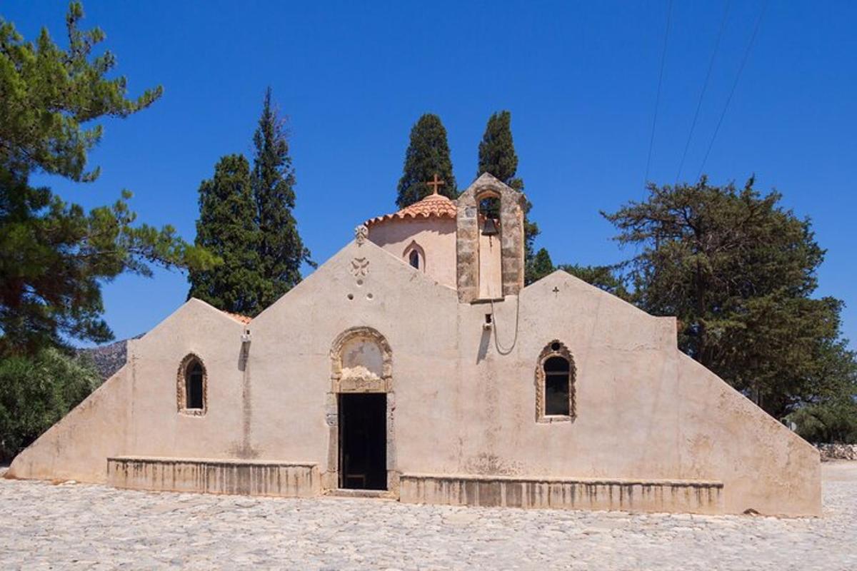 μια παλιά εκκλησία που βρίσκεται στη μέση ενός χωραφιού