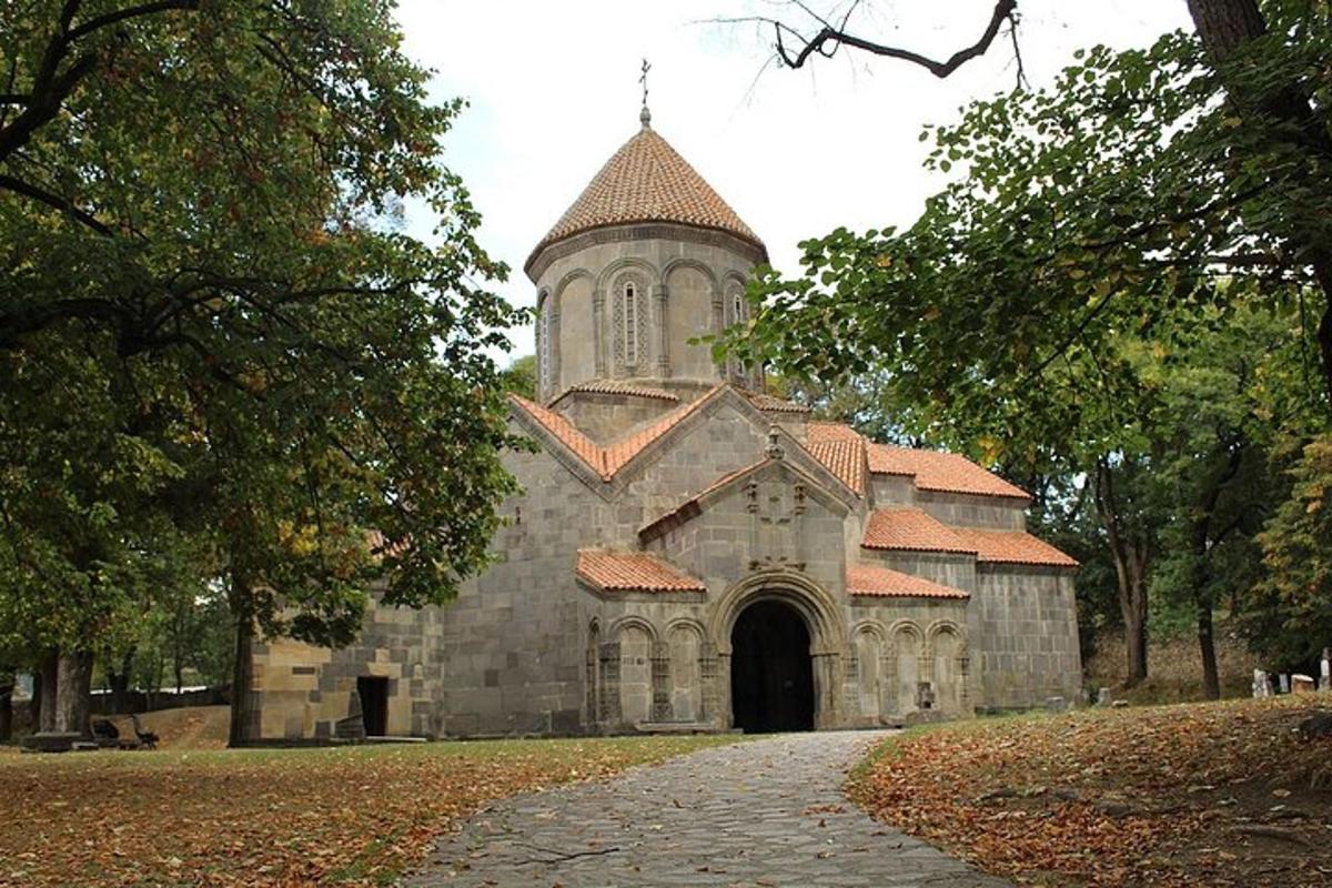 stara kamnita cerkev s stolpom in dovozom