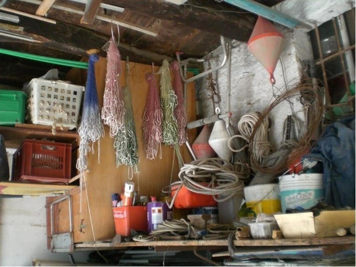 uma sala com um monte de itens pendurados na parede