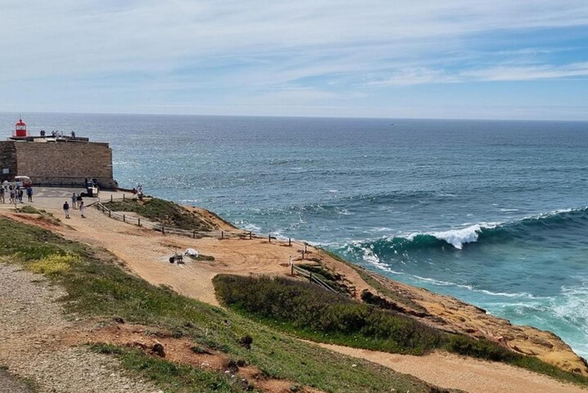 Un grupo de personas caminando por una playa cerca del océano.