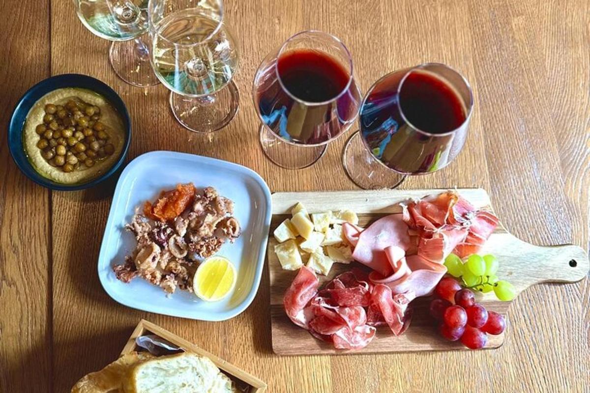 ett bord med en tallrik mat och glas vin