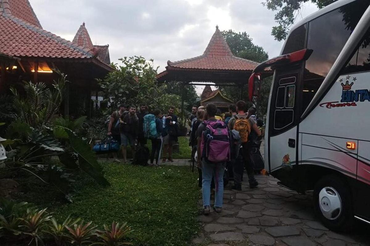 sekumpulan orang berdiri di luar bas