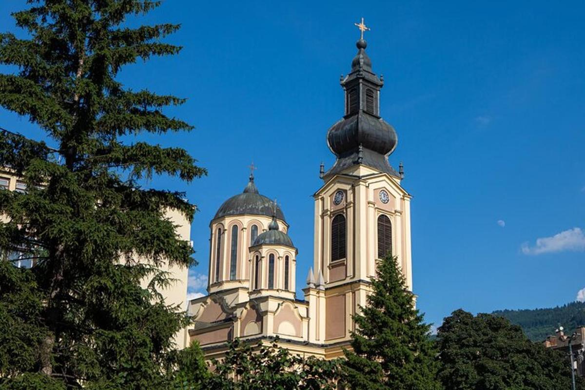kostel s křížem na vrcholu věže