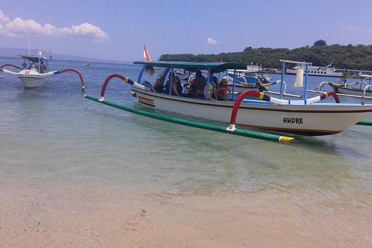 เรือลำหนึ่งจอดอยู่ในน้ำบนชายหาด
