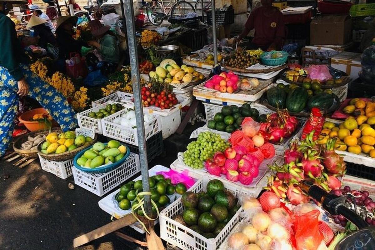 μια αγορά με πολλά καλάθια με φρούτα και λαχανικά