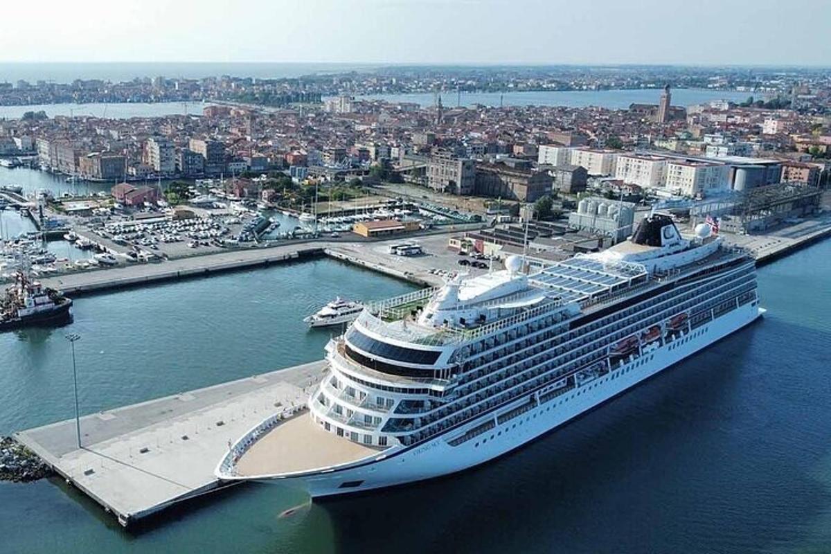 un creuer està atracat en un port