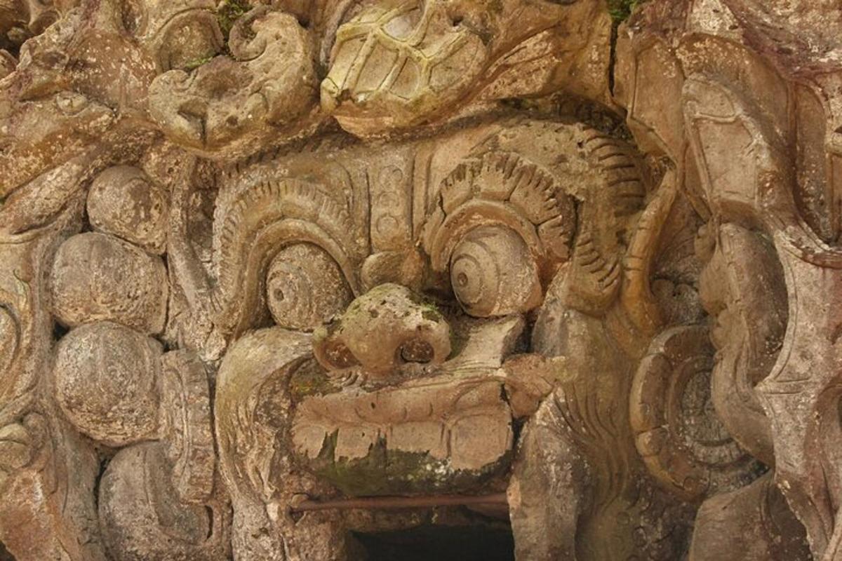 un muro di pietra con una statua di un elefante