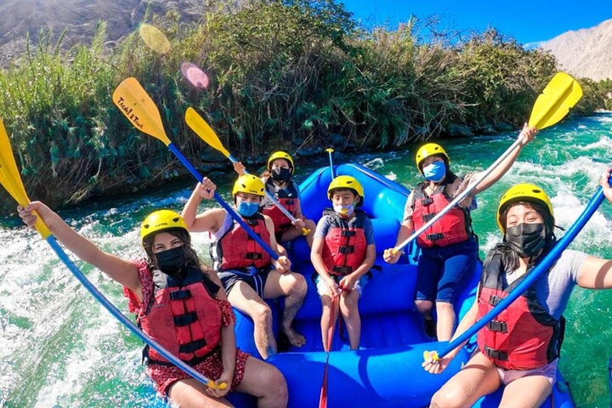un grupo de personas haciendo rafting por un río
