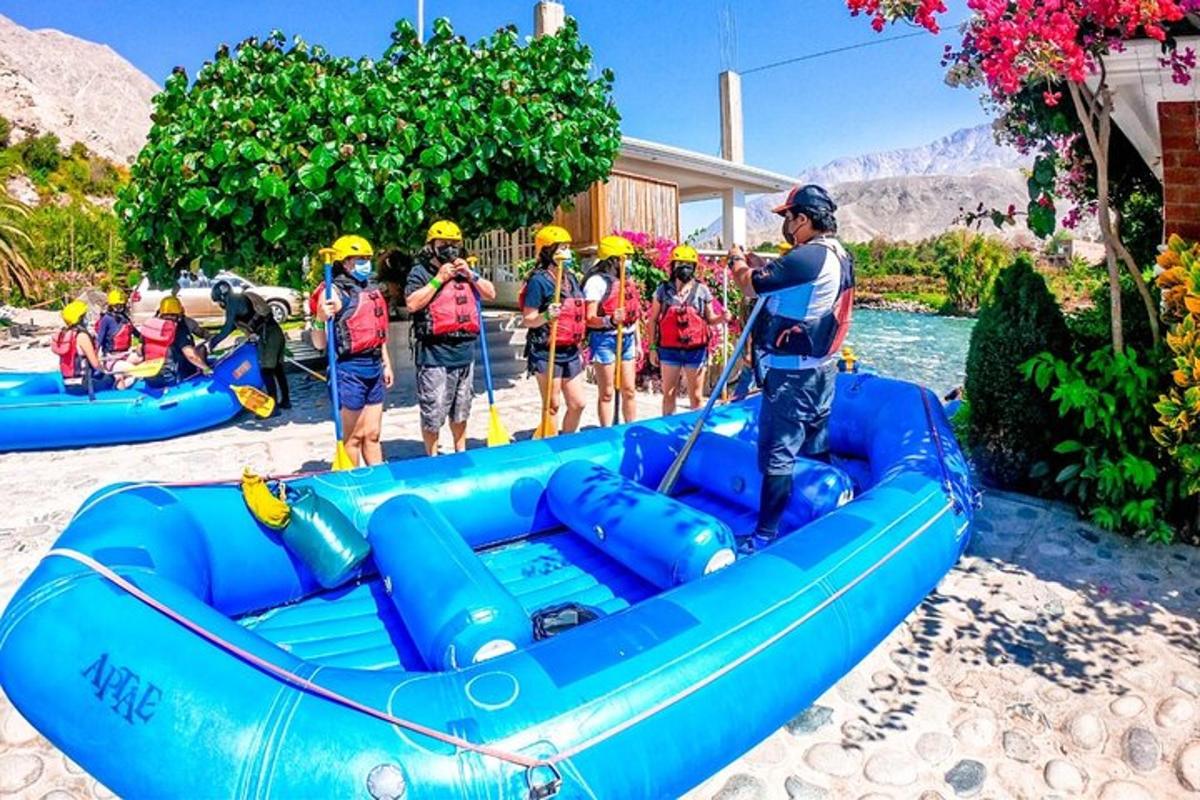 un grupo de personas en una balsa en un río