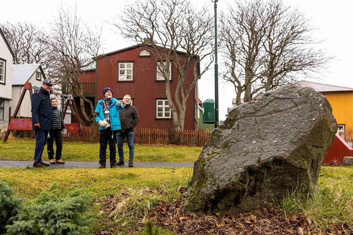 skupina lidí stojící vedle skály