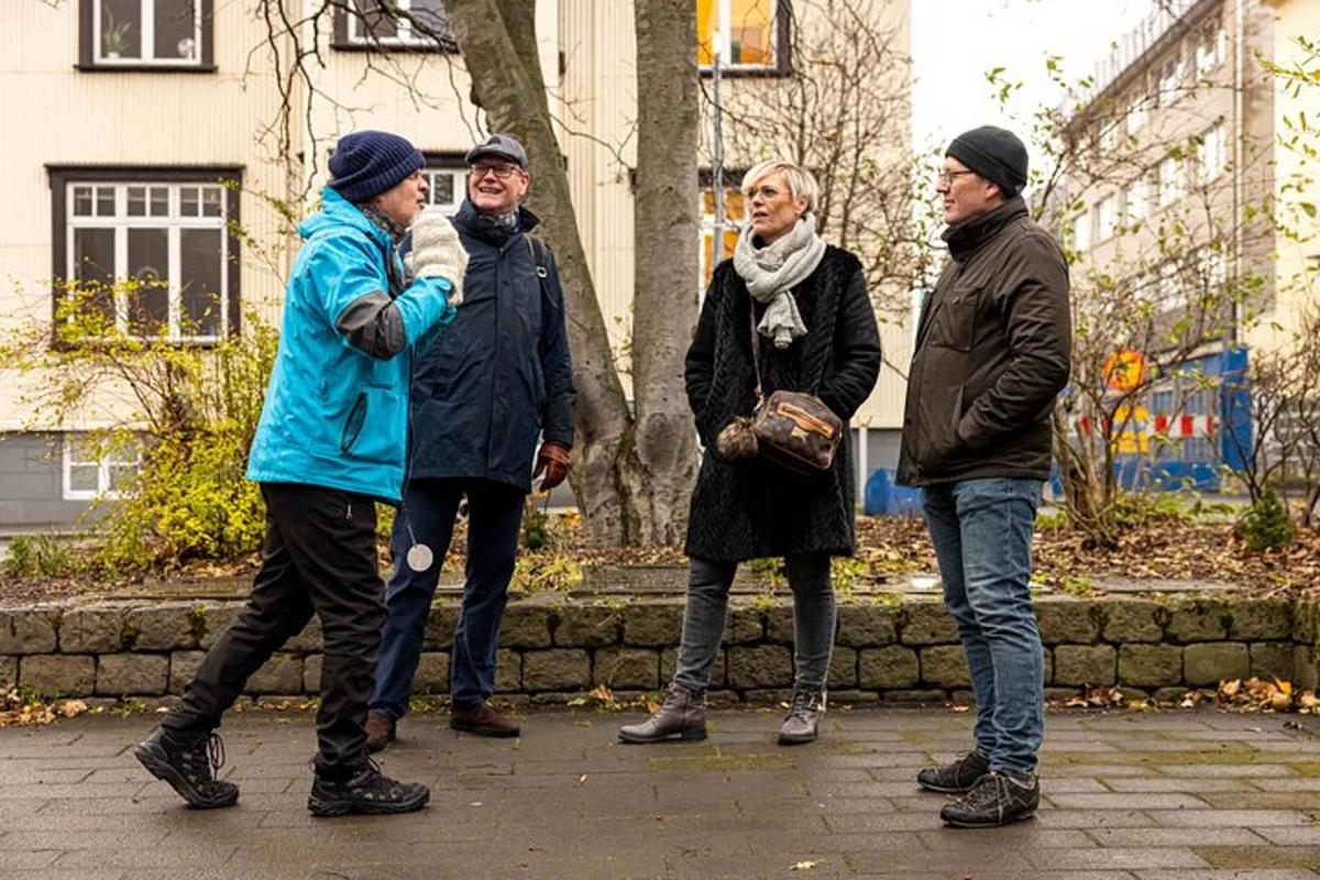 skupina lidí stojících na chodníku