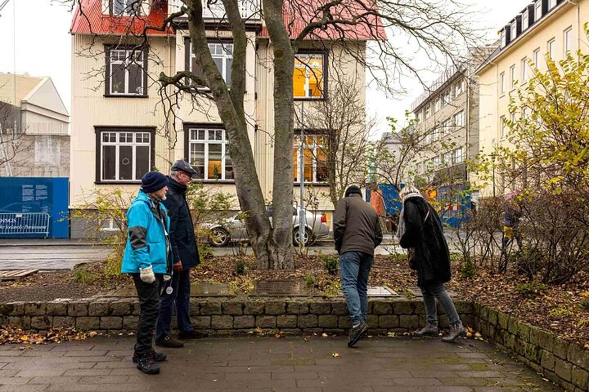 skupina lidí stojících na ulici