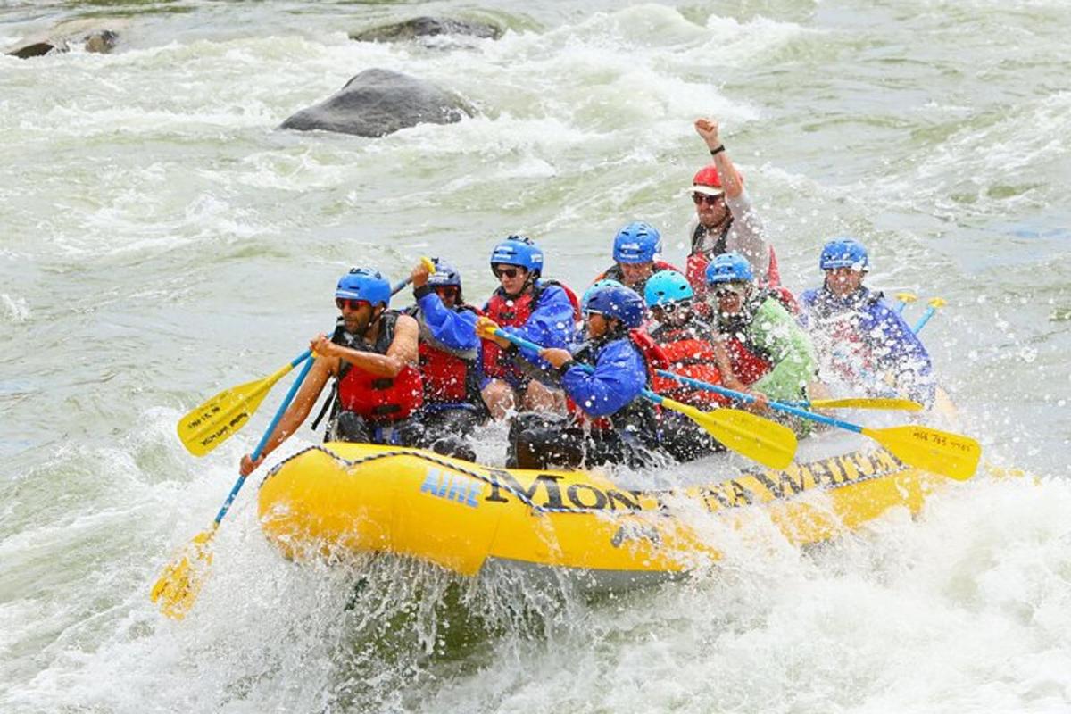 eine Gruppe von Menschen in einem Floß im Wasser