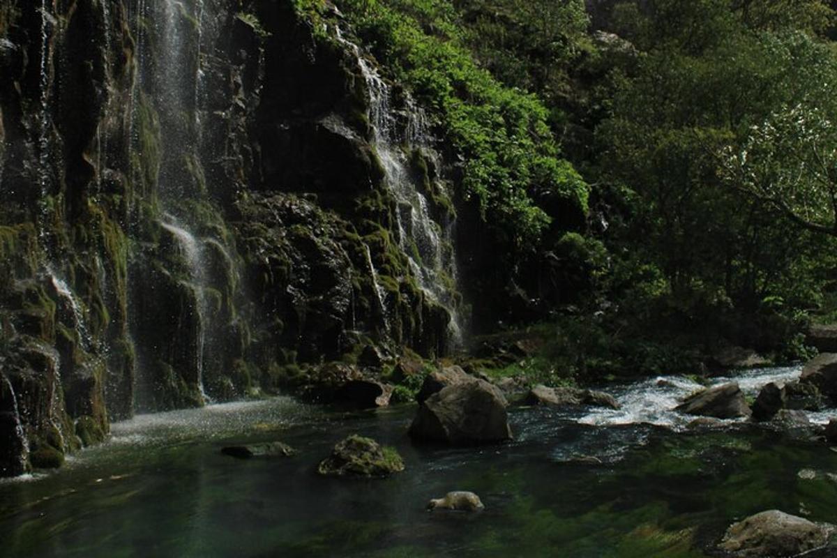 una cascada en medio de un río