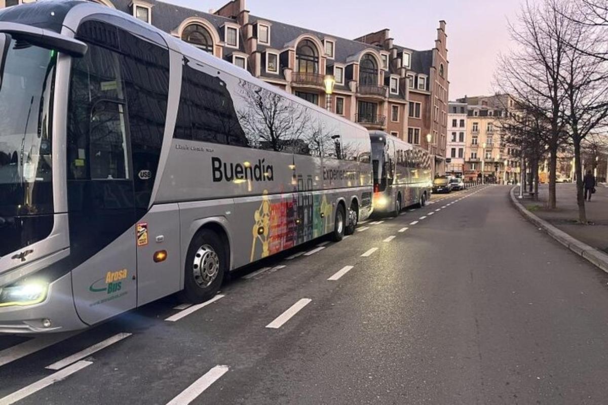 dua bus diparkir di pinggir jalan