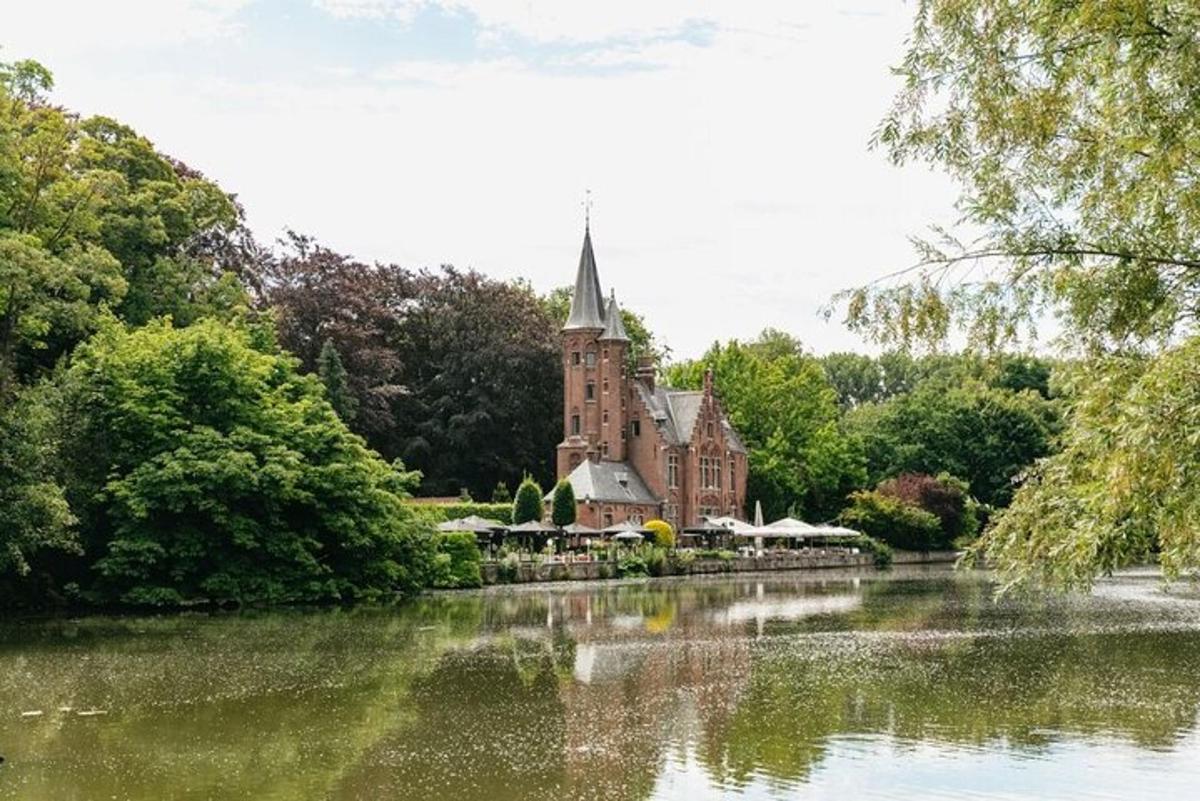 sebuah bangunan tua dengan gereja di tengah danau