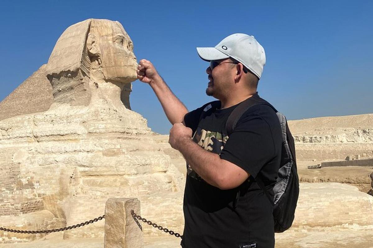 isang lalaking nakatayo sa harap ng pyramid